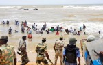 Indian riot cops drive nuclear protesters into the sea